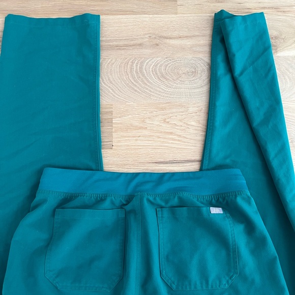 Medium Tall Hunter Green FIGS - Picture 3 of 3